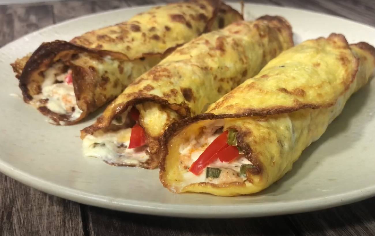 Яичный рулет с мясом и овощами: рецепт оригинального завтрака с простым приготовлением